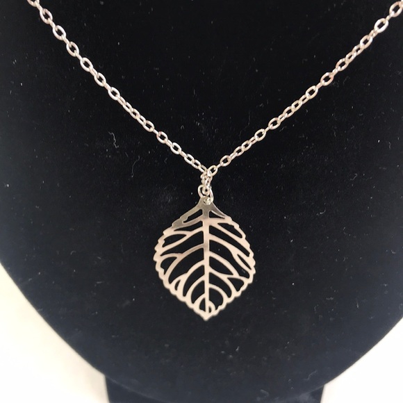Silver color single leaf 18” necklace NWOT - Picture 2 of 2